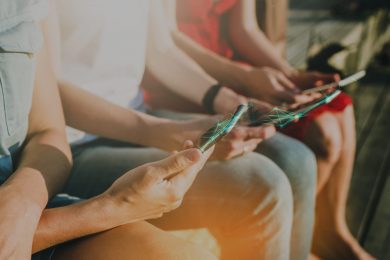 BYOD Durch die Integration privater Endgeräte (BYOD) bewegen sich Mitarbeiter intuitiver, auch weil sich das „Arbeiten” dann mehr an ihren privaten Surfgewohnheiten orientiert. Quelle: shutterstock.com