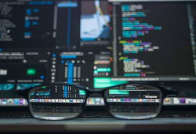 blur-codes-coding-577585 Interface AG - ISO 27001 Sicherheit