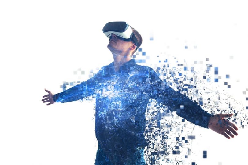 Die virtuelle und die physische Welt werden in Zukunft noch weiter zusammenwachsen und sich in der sogenannten „Immersive Experience” manifestieren, also einer virtuellen Umgebung, in der sich der User frei bewegen kann.